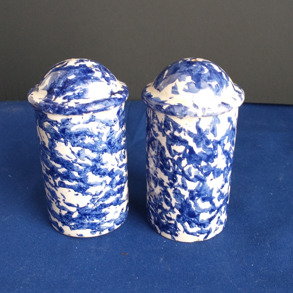 2 Shakers Salt & Pepper Ceramic